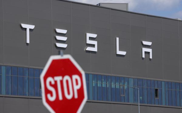 «Король облигаций» Билл Гросс назвал Tesla мемной акцией